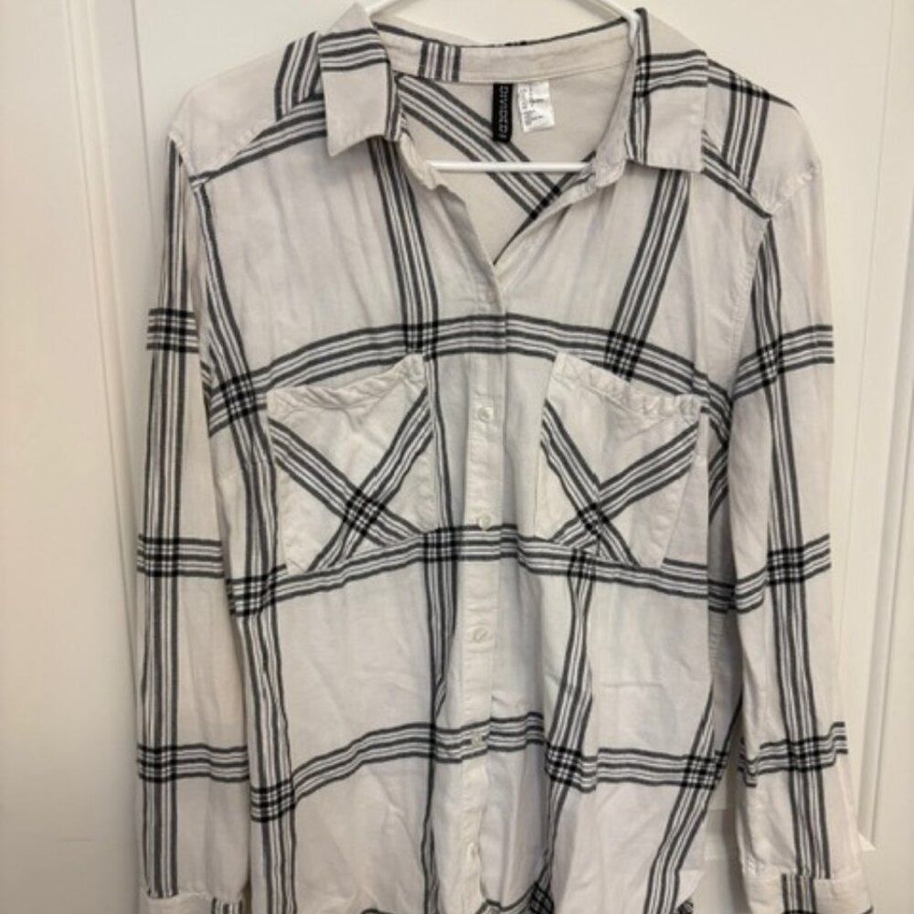 Black & White Plaid Button-Down Shirt – Casual Long Sleeve